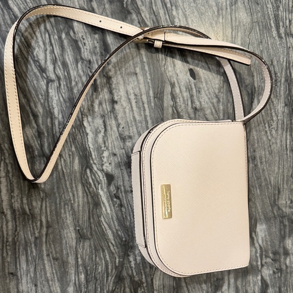 kate spade Handbags - Kate Spade Cream Crossbody Bag
